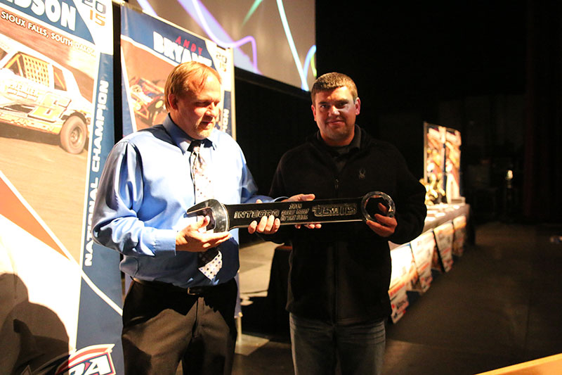 Steve Karver (left) accepts the Keyser Manufacturing Crew Chief of the Year Award from Todd Staley. Karver is the crew chief for 2015 USMTS national champion Jason Hughes.