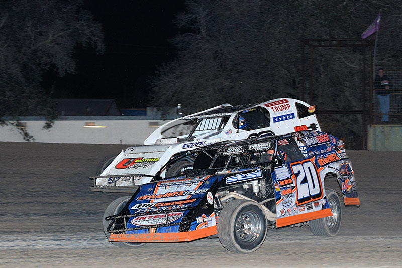 Rodney Sanders (20) and Austin Arneson (10) at the Shady Oaks Speedway on Thursday, Feb. 11. (Carey Akin Photo)