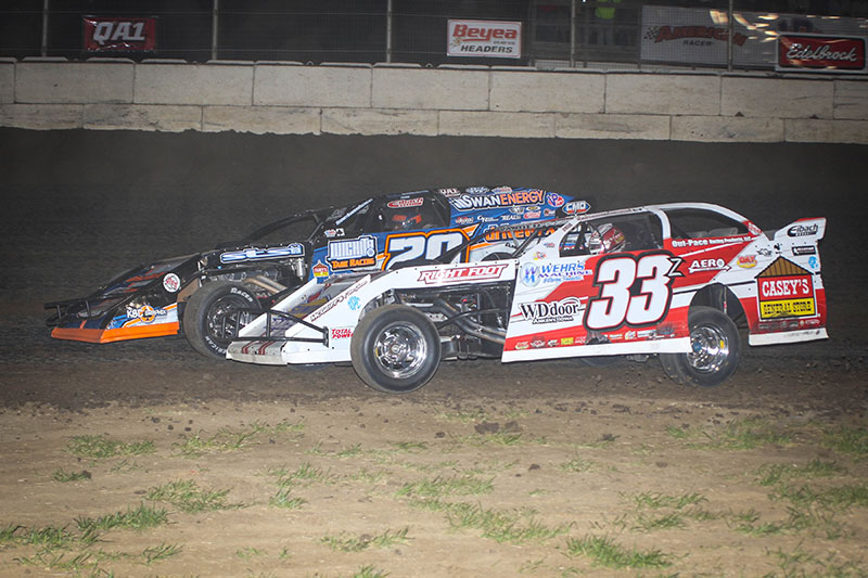 Zack VanderBeek (33z) makes the winning pass on Rodney Sanders (20) during the main event on the final night of King of America VI presented by Chix Gear. (Cody Papke Photo)