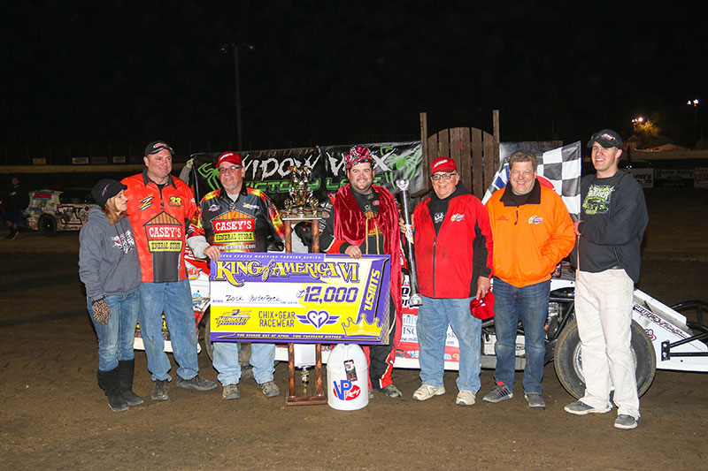 Zack VanderBeek is joined by family, crew members and Fast Shafts representatives Pat Fagen and John Allen in Widow Wax Victory Lane after winning the main event on the final night of King of America VI presented by Chix Gear. (Cody Papke Photo)