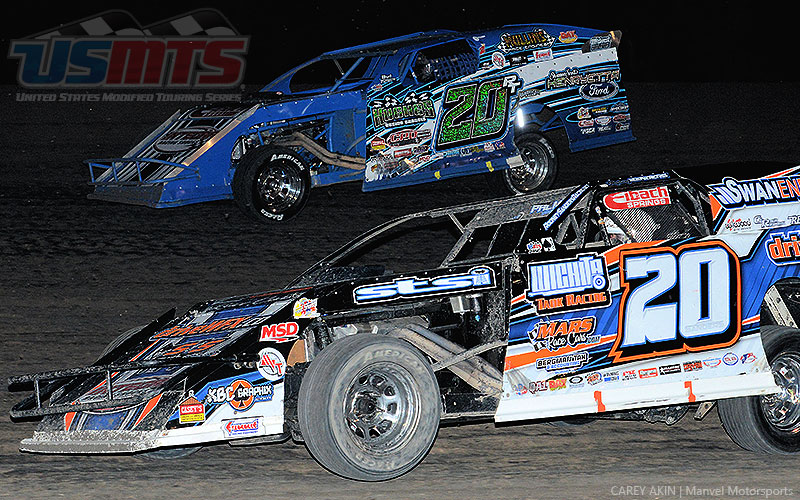 <B>20/20 VISION:</B> Rodney Sanders (inside) battles with Ricky Thornton Jr. (outside) in the main event during the Summit Racing USMTS Southern Region event at the Shady Oaks Speedway in Goliad, Texas, on Saturday, Feb. 18, 2017.