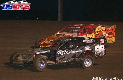 Josh Reisch (98) took the early lead in the main event but Zack VanderBeek (33z) snagged the top spot on lap 3. 