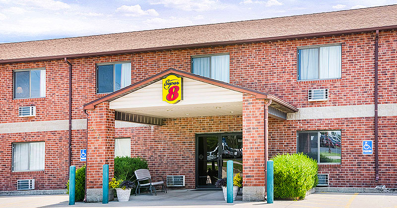 Super 8 Chanute welcomes Humboldt Speedway fans as Official Host Hotel of King of America X