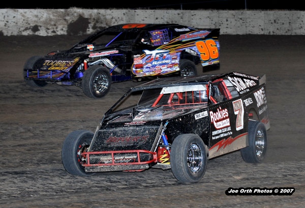 Al Hejna (7) and Johnny Saathoff (96) had a sprited battle for most of the feature race. 