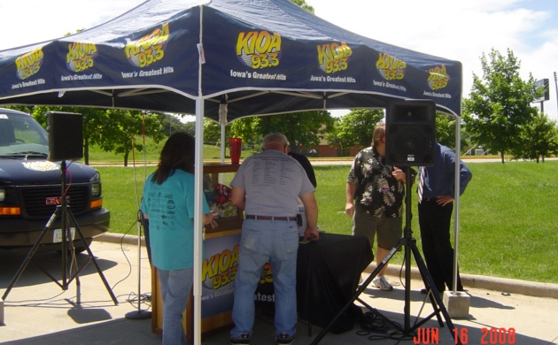 KIOA 93.3 held a live radio remote at the Casey's General Store in Pleasant Hill, Iowa, where Zack VanderBeek and his #33z Cheetos/Casey's General Stores Skyrocket Modified were on hand. 