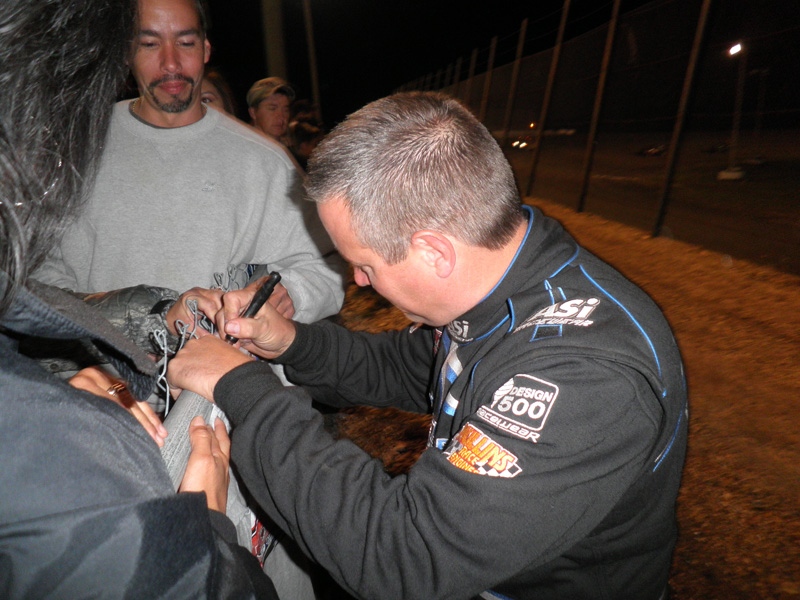 Jason Hughes signs an autograph. (RacinDirt.com Photo)