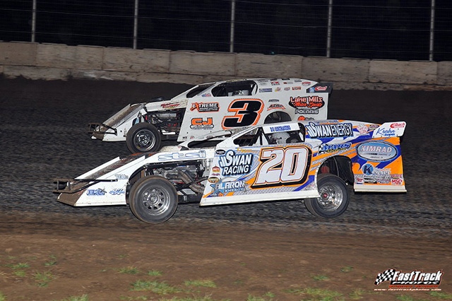 Veteran Kelly Shryock (3) and young gun Rodney Sanders (20) battled early on in the main event.