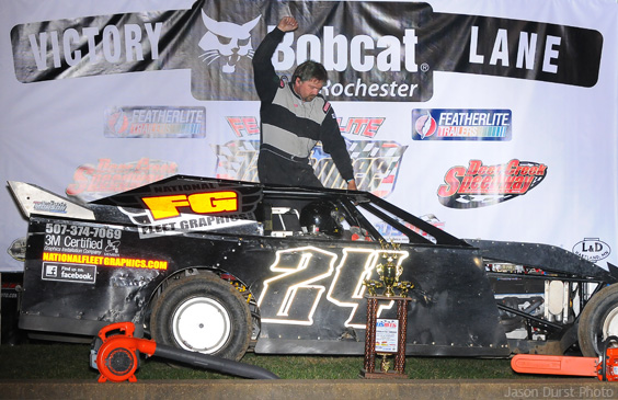 Waits finds Deer Creek winner’s circle again, scores opening night win at Featherlite Fall Jamboree